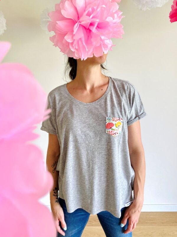 T-shirt Pink Flowers grigia