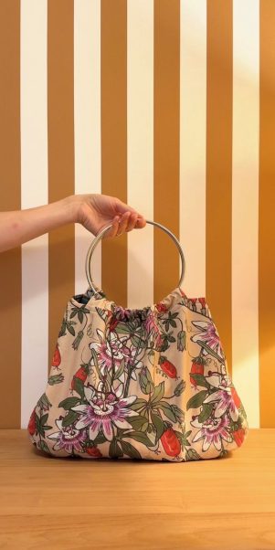 Borsa illustrata con manici in metallo
