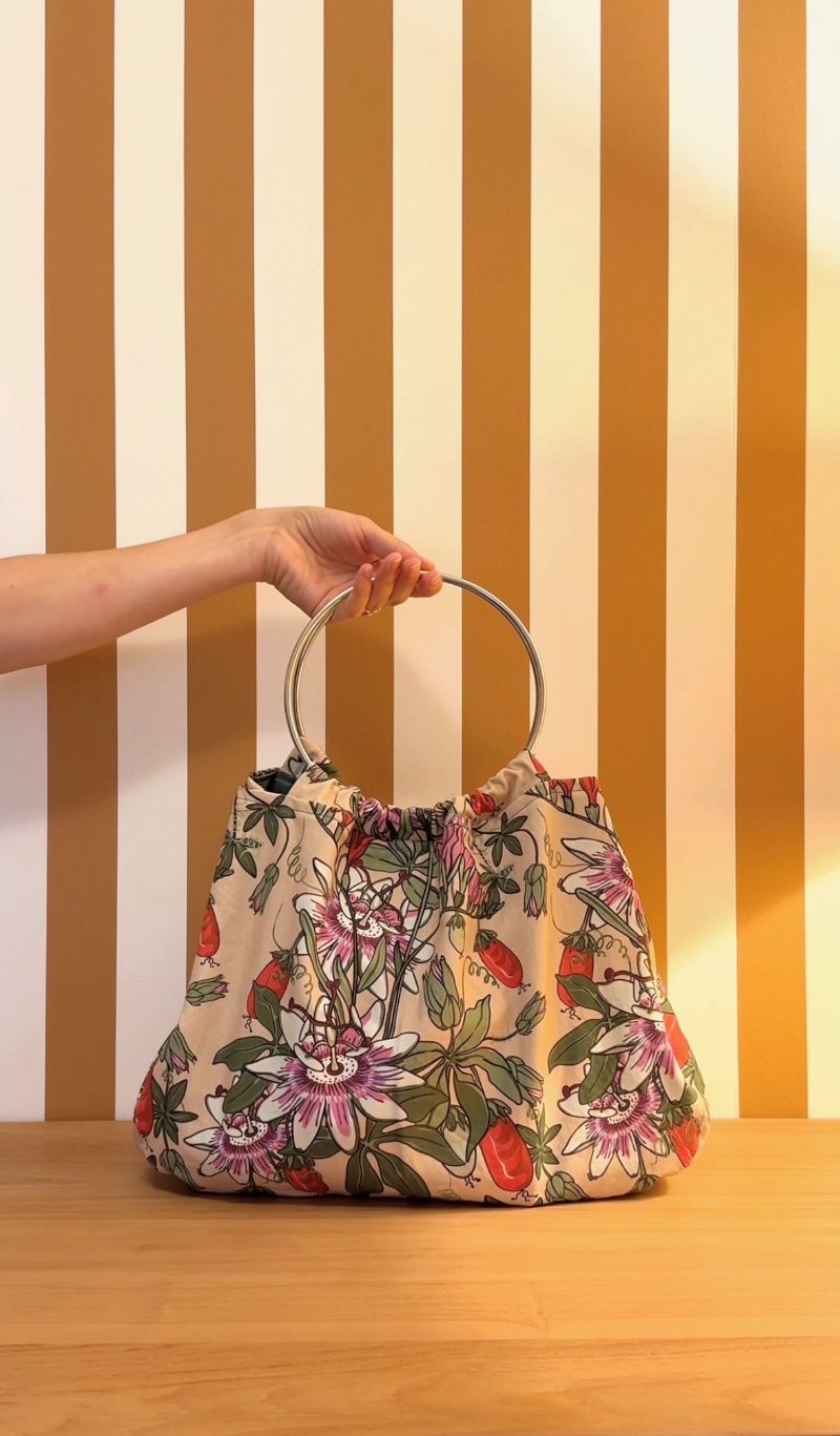 Borsa illustrata con manici in metallo