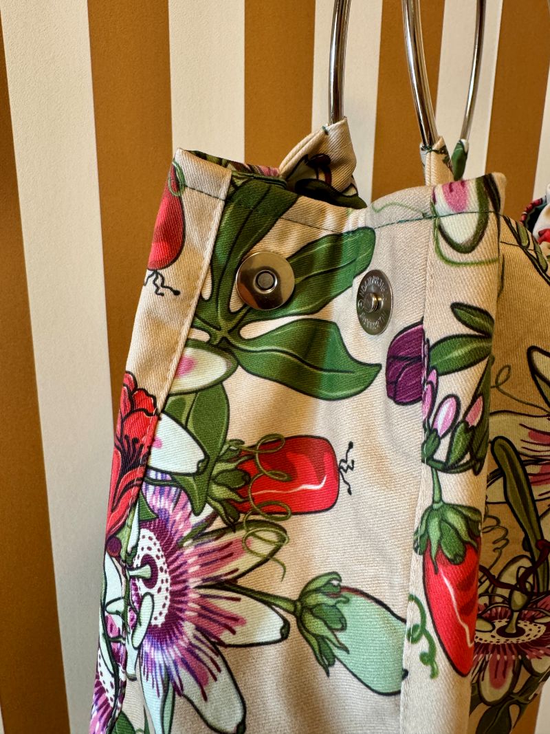 Borsa illustrata con manici in metallo